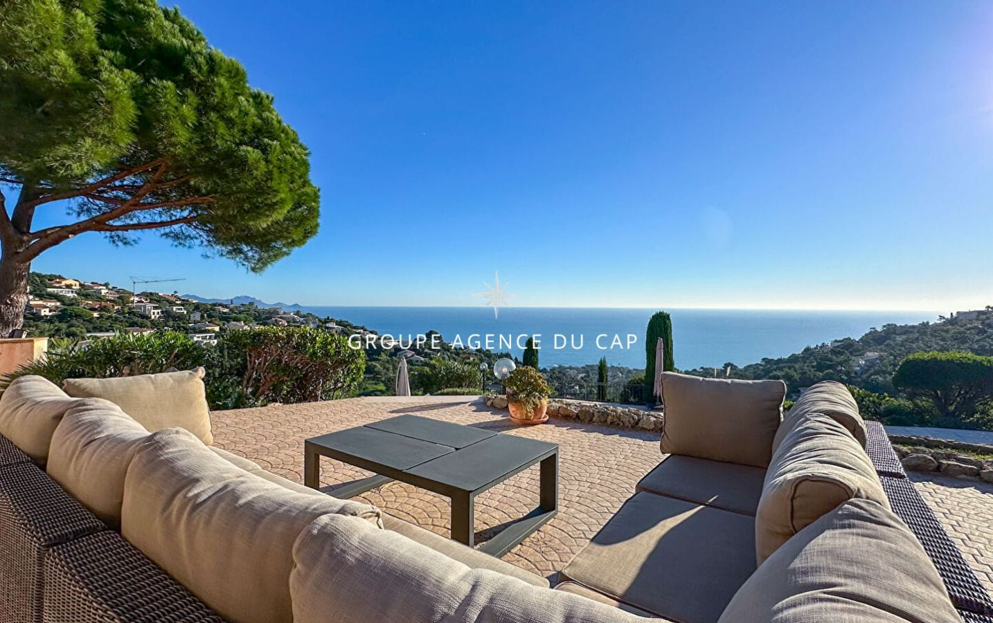 FOR SALE VILLA WITH SEA VIEW 4 BEDROOMS LARGE LAND SWIMMING POOL GARAGE PARKING Image 0