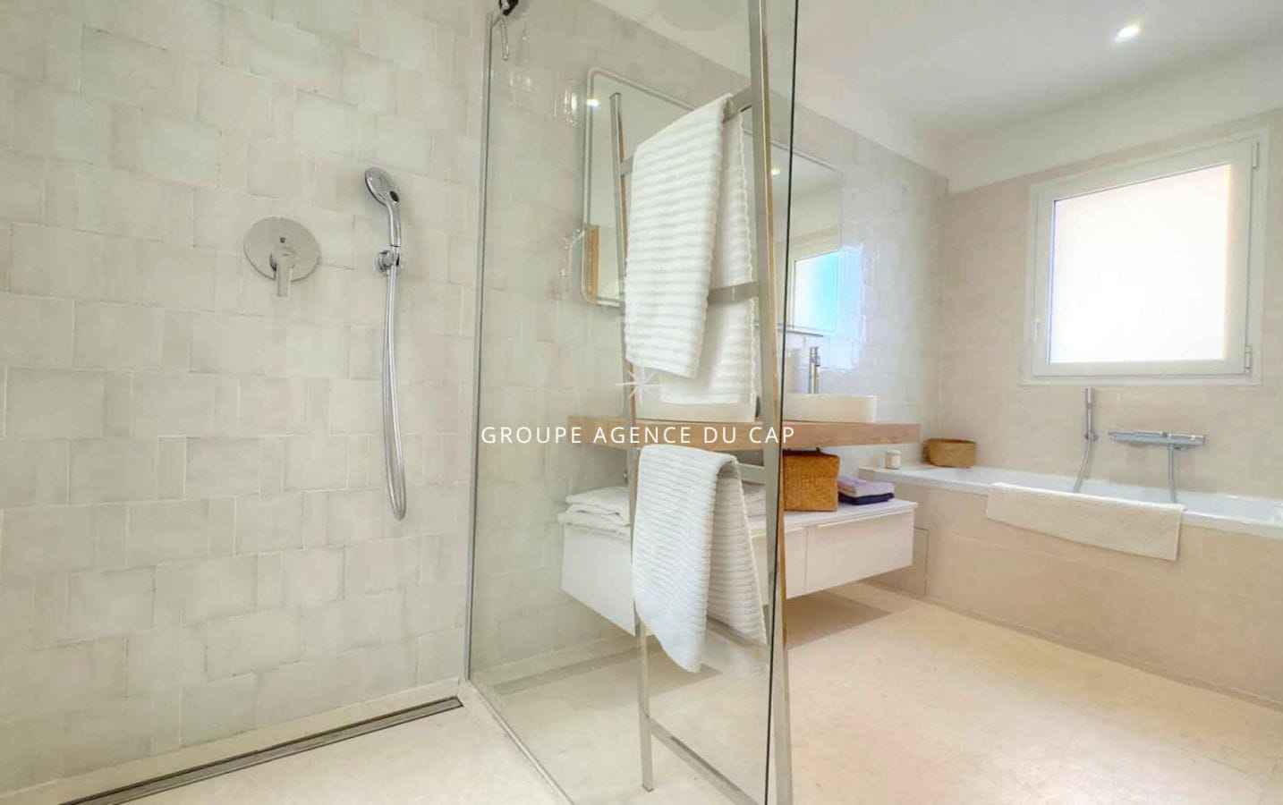 PROMESSE DE VENTE SIGNEE – VISITES SUSPENDUES – VILLA ENTIÈREMENT RENOVÉE À VENDRE MAGNIFIQUE VUE MER À PIED DES PLAGES À SAINT-AYGULF Image 10