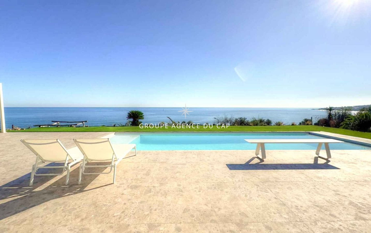 PROMESSE DE VENTE SIGNEE – VISITES SUSPENDUES – VILLA ENTIÈREMENT RENOVÉE À VENDRE MAGNIFIQUE VUE MER À PIED DES PLAGES À SAINT-AYGULF Image 0