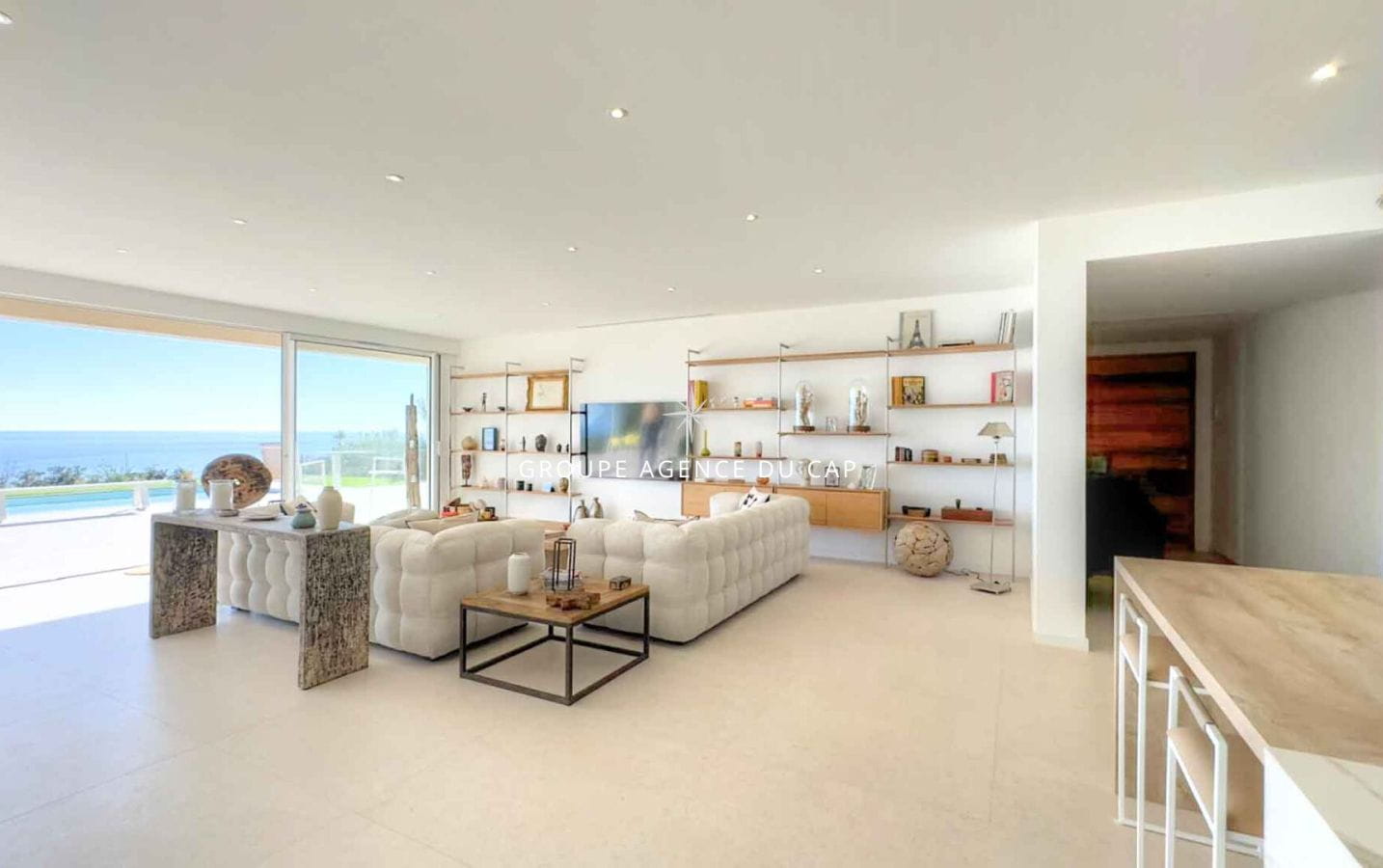 PROMESSE DE VENTE SIGNEE – VISITES SUSPENDUES – VILLA ENTIÈREMENT RENOVÉE À VENDRE MAGNIFIQUE VUE MER À PIED DES PLAGES À SAINT-AYGULF Image 3