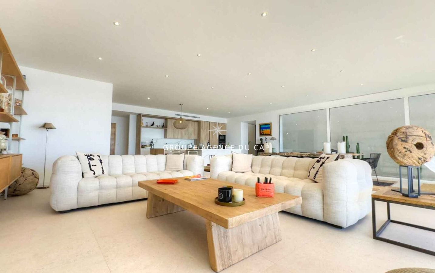 PROMESSE DE VENTE SIGNEE – VISITES SUSPENDUES – VILLA ENTIÈREMENT RENOVÉE À VENDRE MAGNIFIQUE VUE MER À PIED DES PLAGES À SAINT-AYGULF Image 5