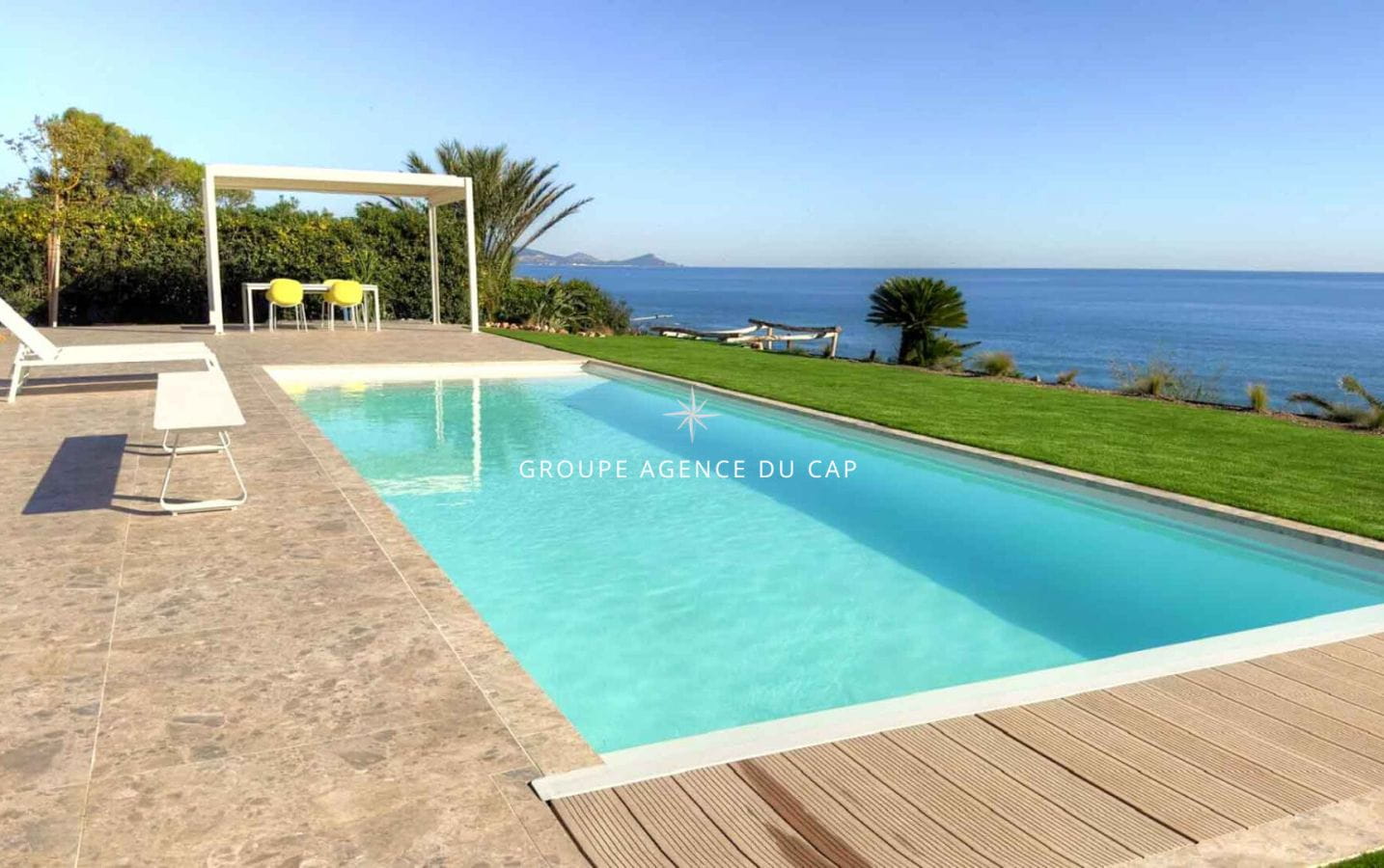 VILLA ENTIEREMENT RENOVEE A VENDRE MAGNIFIQUE VUE MER A PIED DES PLAGES A SAINT-AYGULF Image 1