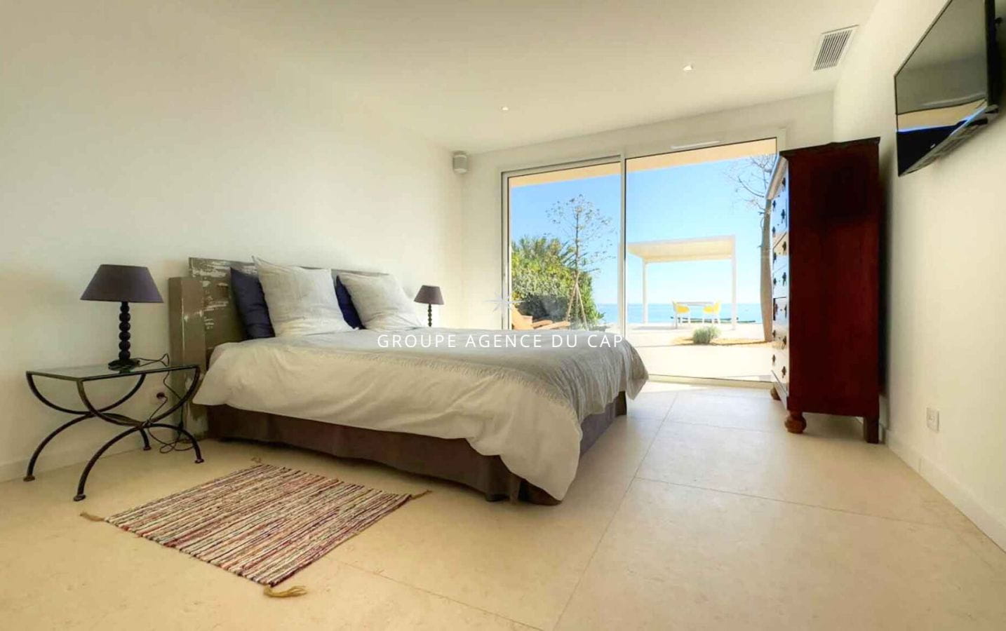 FULLY RENOVATED VILLA FOR SALE MAGNIFICENT SEA VIEW ON FOOT OF THE BEACHES IN SAINT-AYGULF Image 9