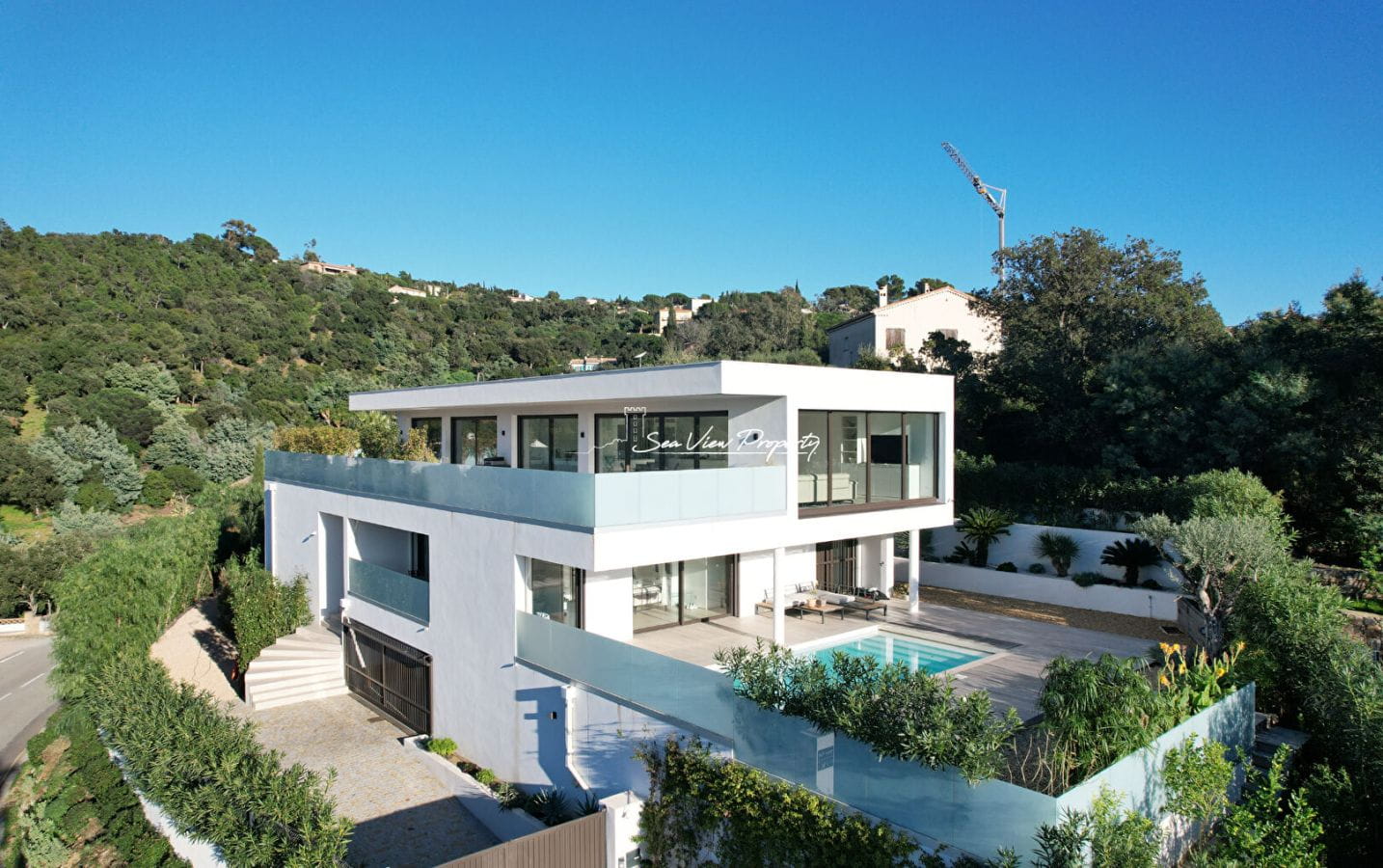 À VENDRE VILLA CONTEMPORAINE DE 330 m², AVEC 5 CHAMBRES, PISCINE, GARAGE DE 150 m² ET JACUZZI INTÉRIEUR, SITUÉE AUX ISSAMBRES Image 0