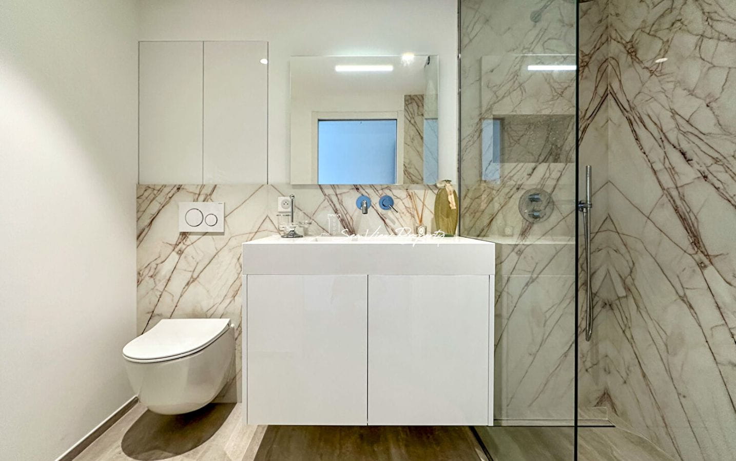 À VENDRE VILLA CONTEMPORAINE DE 330 m², AVEC 5 CHAMBRES, PISCINE, GARAGE DE 150 m² ET JACUZZI INTÉRIEUR, SITUÉE AUX ISSAMBRES Image 2