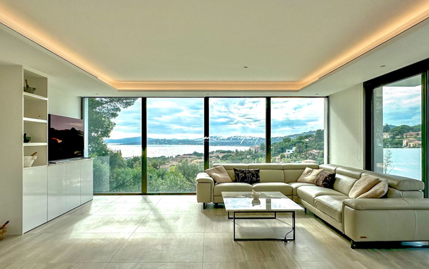 À VENDRE VILLA CONTEMPORAINE DE 330 m², AVEC 5 CHAMBRES, PISCINE, GARAGE DE 150 m² ET JACUZZI INTÉRIEUR, SITUÉE AUX ISSAMBRES Image 3