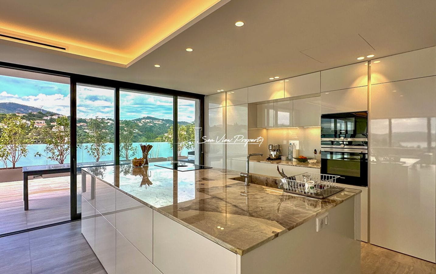 À VENDRE VILLA CONTEMPORAINE DE 330 m², AVEC 5 CHAMBRES, PISCINE, GARAGE DE 150 m² ET JACUZZI INTÉRIEUR, SITUÉE AUX ISSAMBRES Image 5