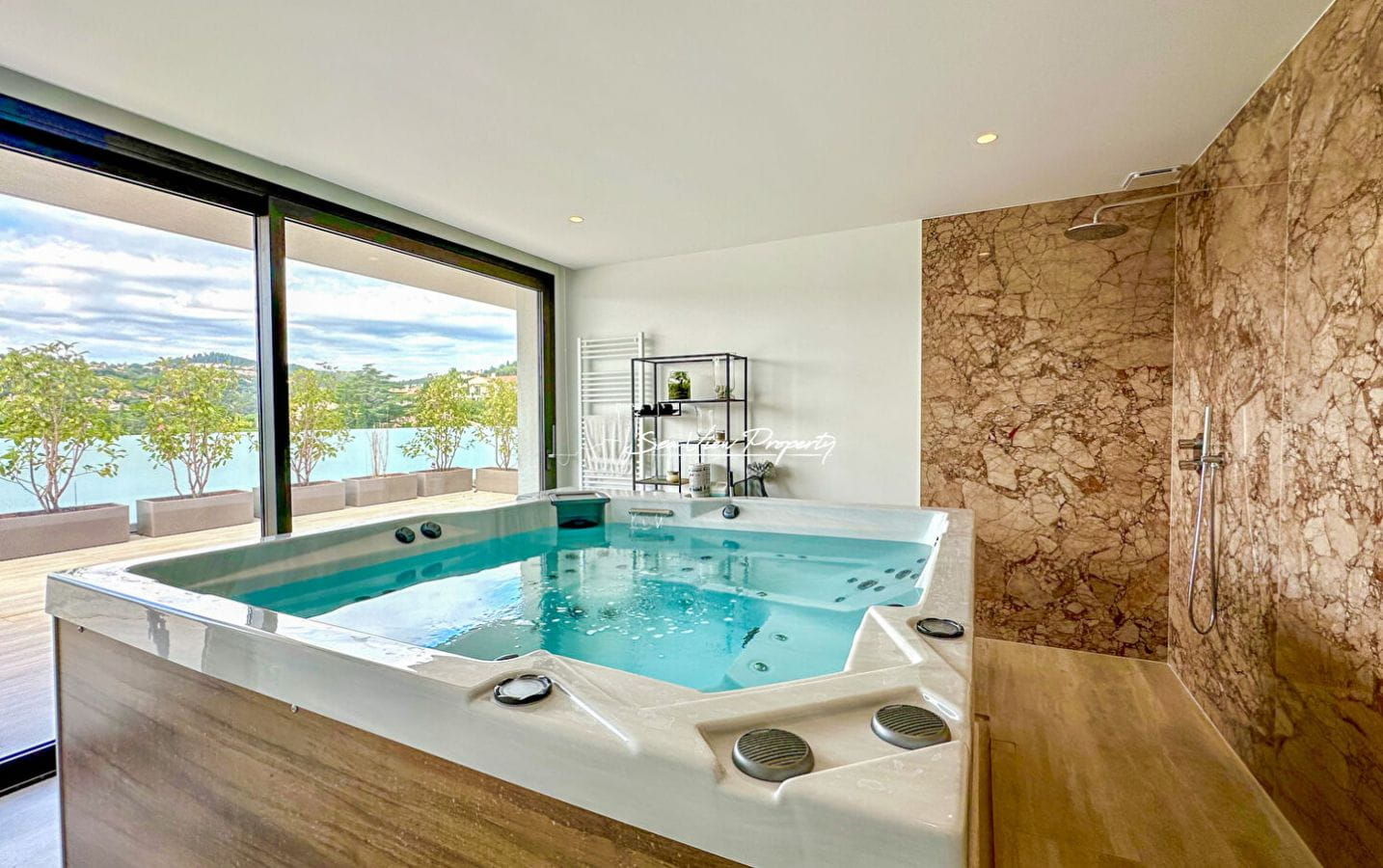 À VENDRE VILLA CONTEMPORAINE DE 330 m², AVEC 5 CHAMBRES, PISCINE, GARAGE DE 150 m² ET JACUZZI INTÉRIEUR, SITUÉE AUX ISSAMBRES Image 7