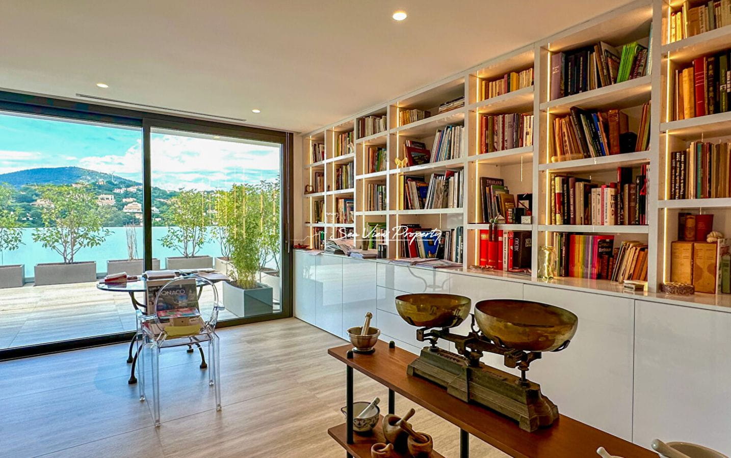 À VENDRE VILLA CONTEMPORAINE DE 330 m², AVEC 5 CHAMBRES, PISCINE, GARAGE DE 150 m² ET JACUZZI INTÉRIEUR, SITUÉE AUX ISSAMBRES Image 8