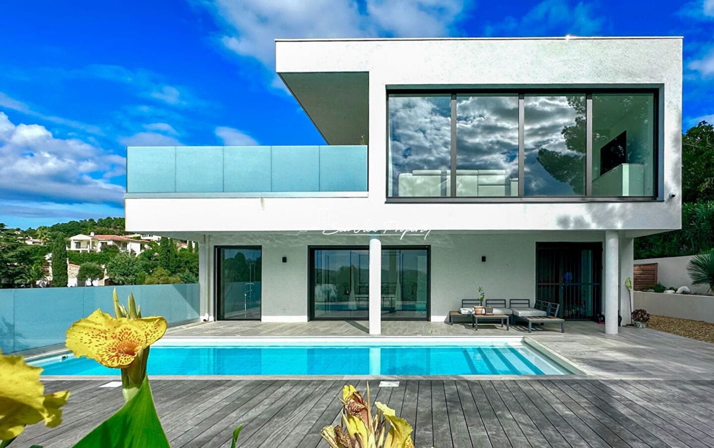 À VENDRE VILLA CONTEMPORAINE DE 330 m², AVEC 5 CHAMBRES, PISCINE, GARAGE DE 150 m² ET JACUZZI INTÉRIEUR, SITUÉE AUX ISSAMBRES Image 9