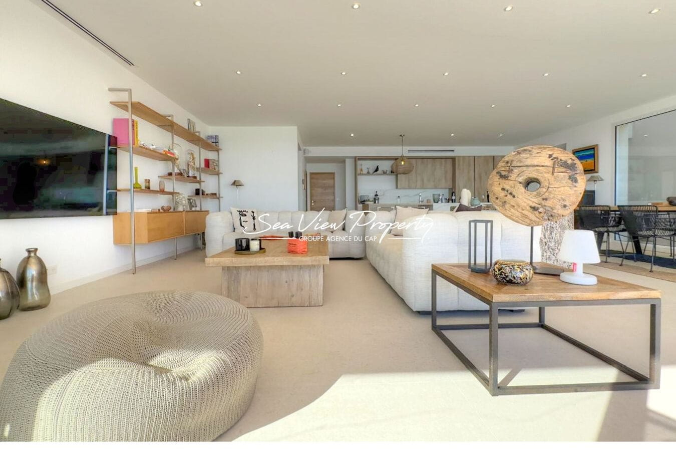 VILLA ENTIEREMENT RENOVEE A VENDRE MAGNIFIQUE VUE MER A PIED DES PLAGES A SAINT-AYGULF Image 1