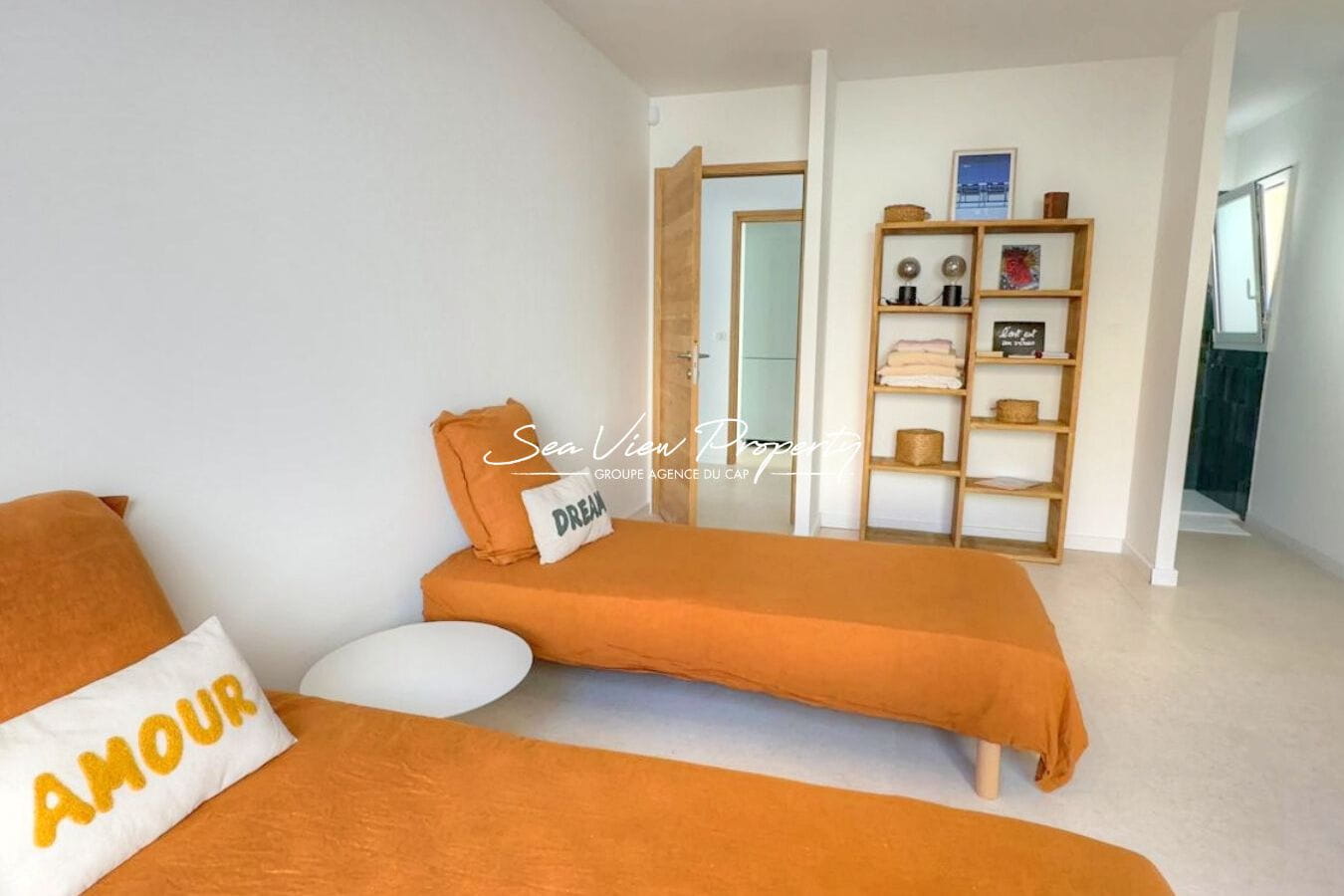 VILLA ENTIEREMENT RENOVEE A VENDRE MAGNIFIQUE VUE MER A PIED DES PLAGES A SAINT-AYGULF Image 10