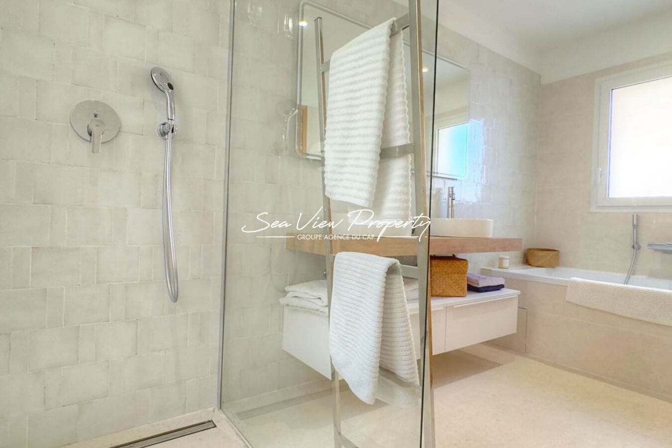 VILLA ENTIEREMENT RENOVEE A VENDRE MAGNIFIQUE VUE MER A PIED DES PLAGES A SAINT-AYGULF Image 11