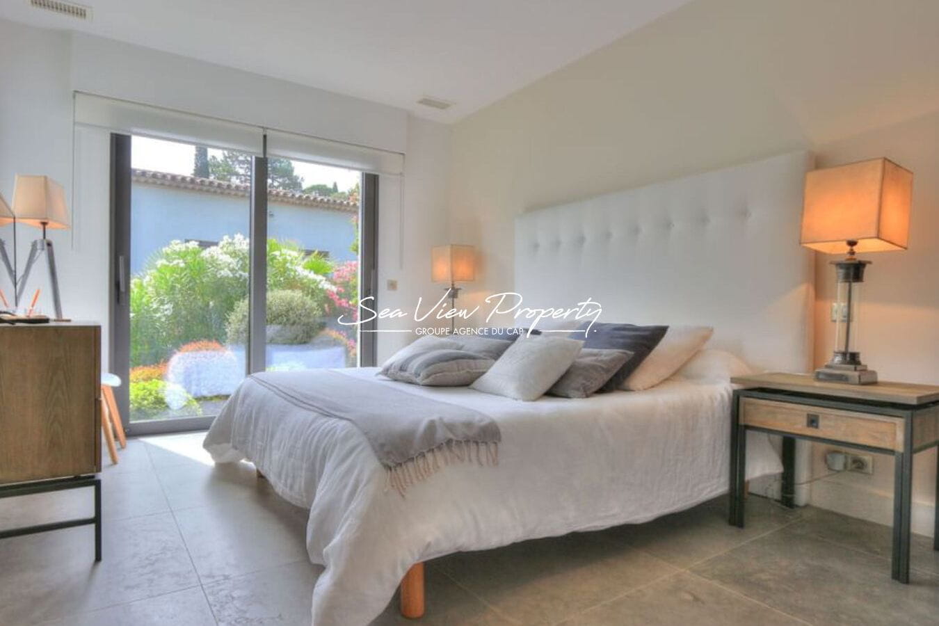 VILLA ENTIEREMENT RENOVEE A VENDRE MAGNIFIQUE VUE MER A PIED DES PLAGES A SAINT-AYGULF Image 12