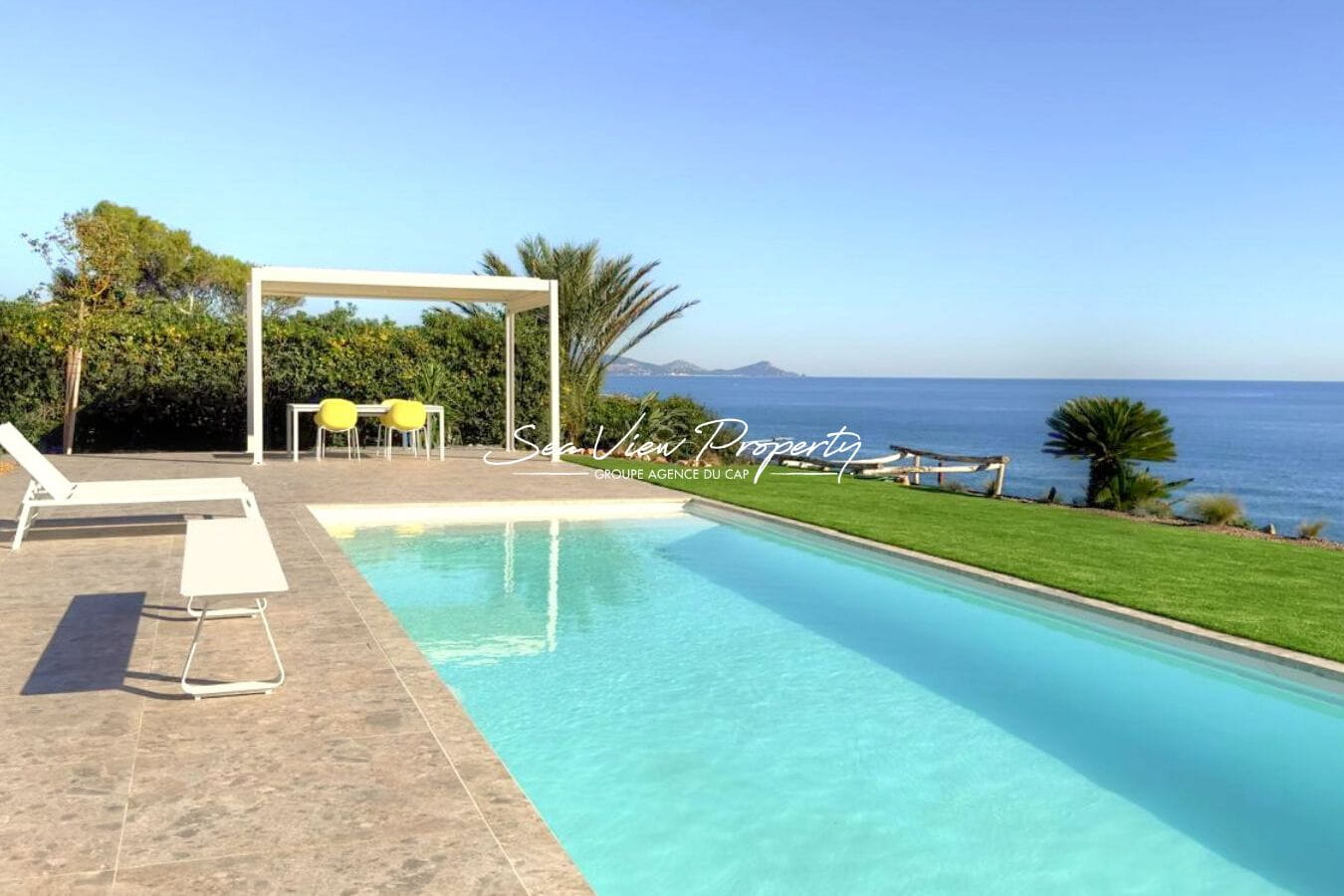 VILLA ENTIEREMENT RENOVEE A VENDRE MAGNIFIQUE VUE MER A PIED DES PLAGES A SAINT-AYGULF Image 0