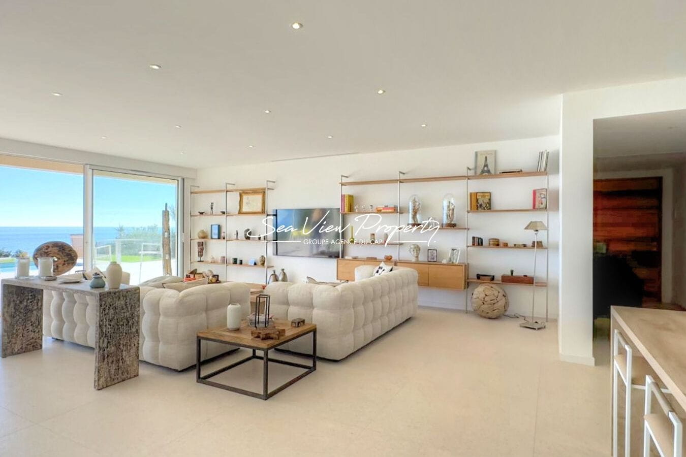 VILLA ENTIEREMENT RENOVEE A VENDRE MAGNIFIQUE VUE MER A PIED DES PLAGES A SAINT-AYGULF Image 2