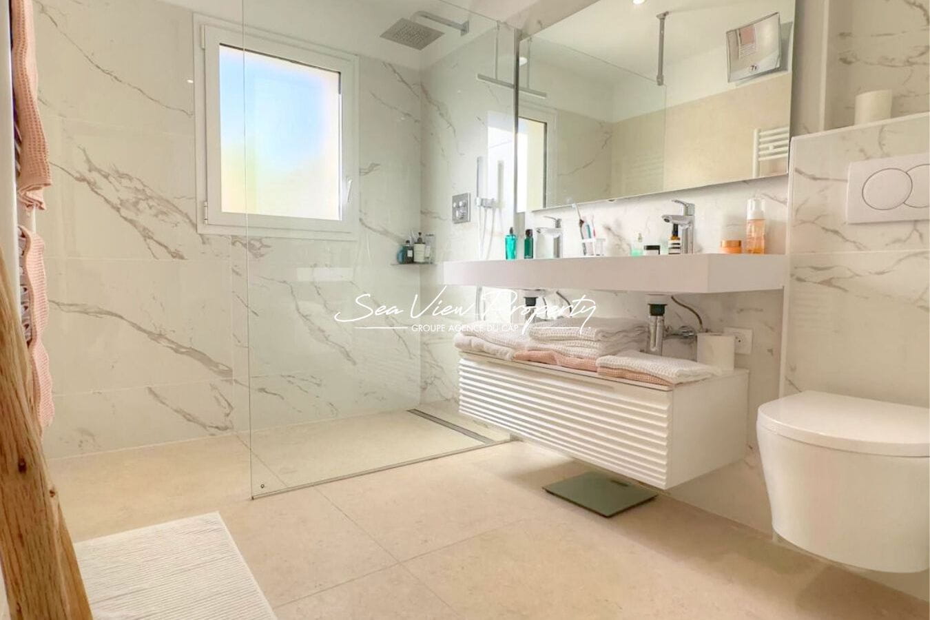 VILLA ENTIEREMENT RENOVEE A VENDRE MAGNIFIQUE VUE MER A PIED DES PLAGES A SAINT-AYGULF Image 3