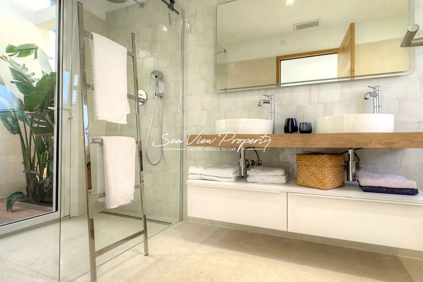 VILLA ENTIEREMENT RENOVEE A VENDRE MAGNIFIQUE VUE MER A PIED DES PLAGES A SAINT-AYGULF Image 4