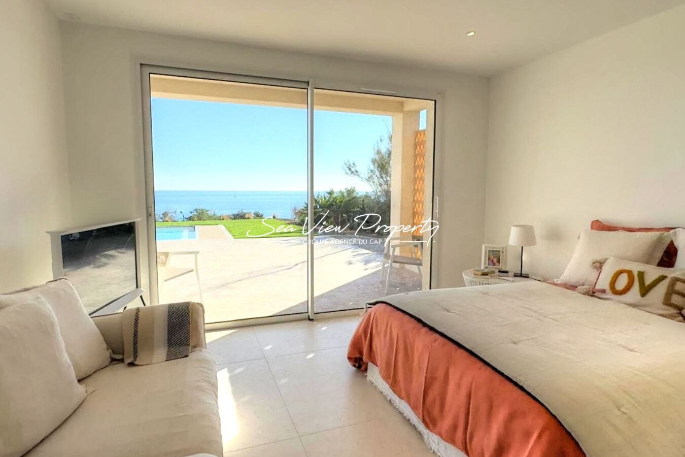 VILLA ENTIEREMENT RENOVEE A VENDRE MAGNIFIQUE VUE MER A PIED DES PLAGES A SAINT-AYGULF Image 5