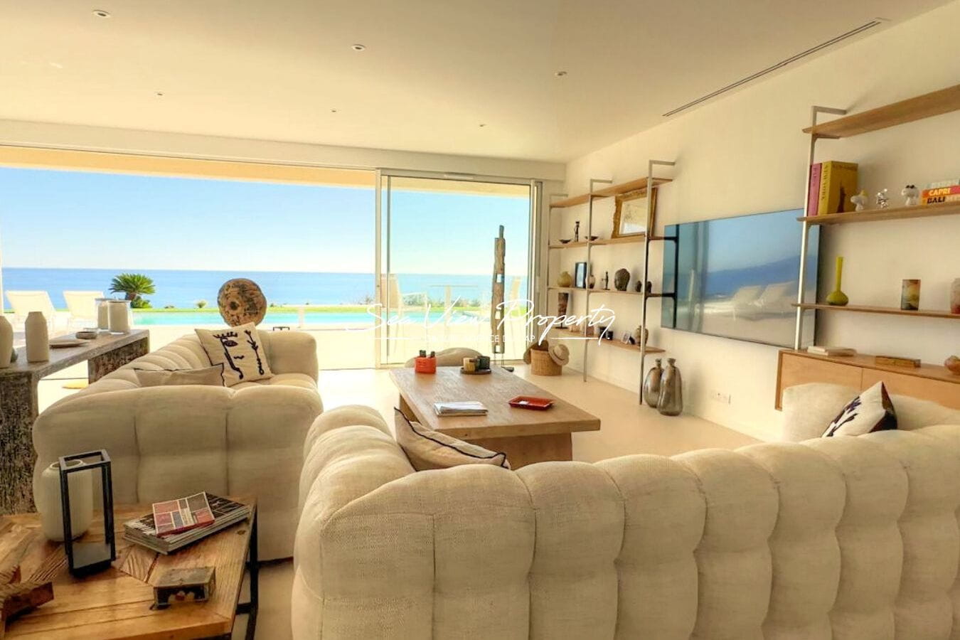 VILLA ENTIEREMENT RENOVEE A VENDRE MAGNIFIQUE VUE MER A PIED DES PLAGES A SAINT-AYGULF Image 6