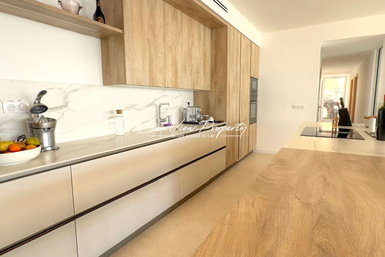 VILLA ENTIEREMENT RENOVEE A VENDRE MAGNIFIQUE VUE MER A PIED DES PLAGES A SAINT-AYGULF Image 7