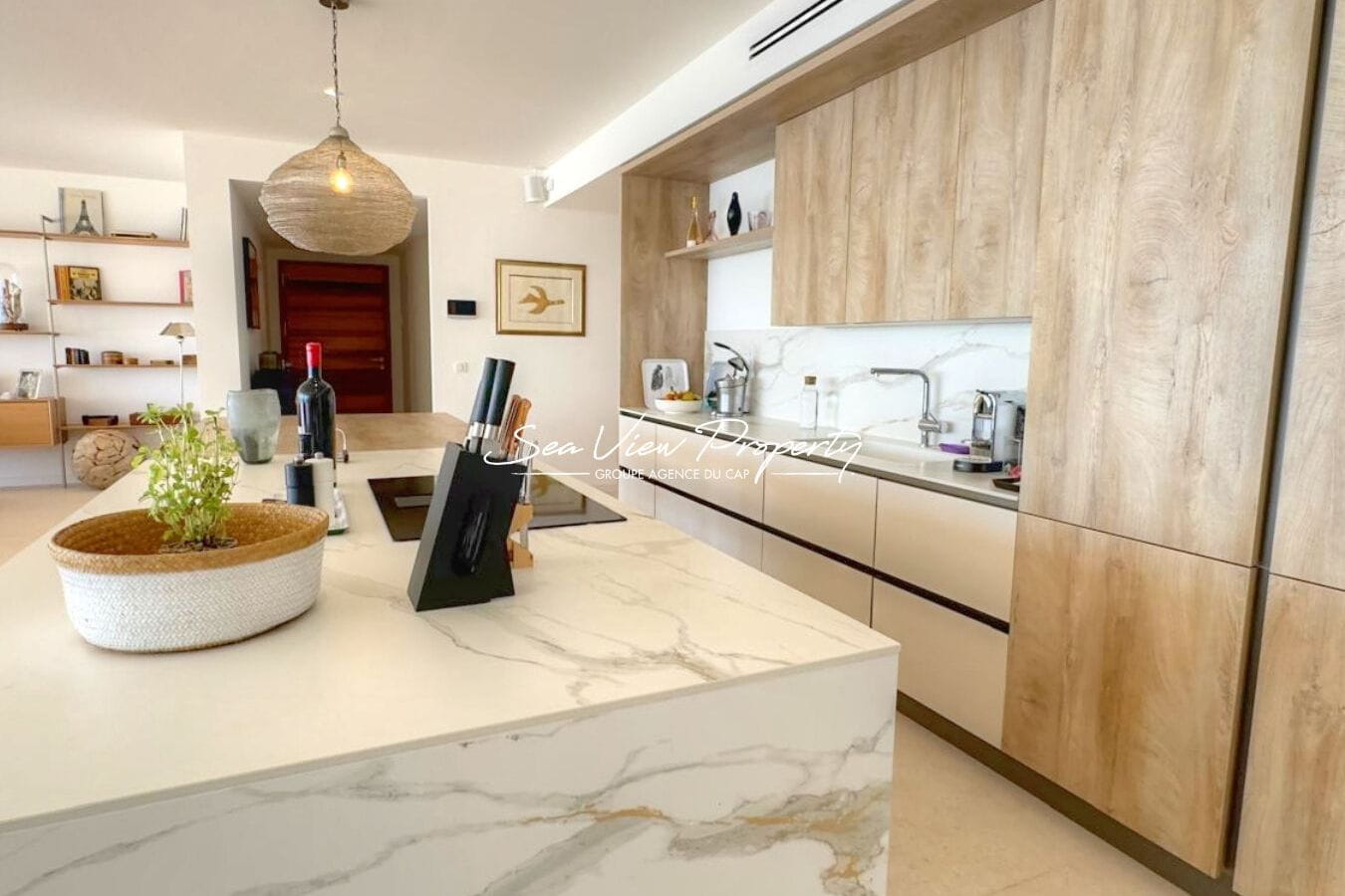 VILLA ENTIEREMENT RENOVEE A VENDRE MAGNIFIQUE VUE MER A PIED DES PLAGES A SAINT-AYGULF Image 8