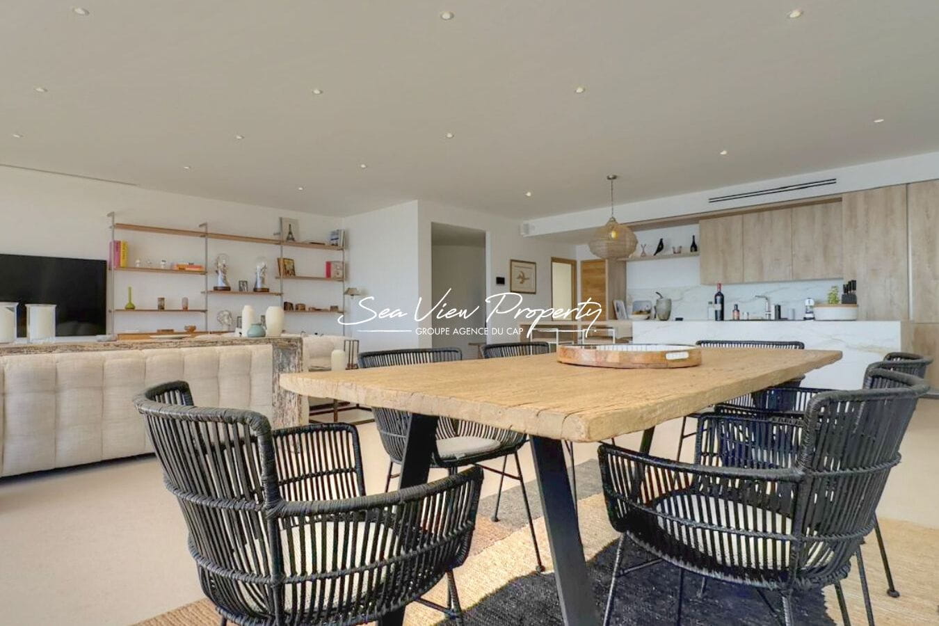 VILLA ENTIEREMENT RENOVEE A VENDRE MAGNIFIQUE VUE MER A PIED DES PLAGES A SAINT-AYGULF Image 9