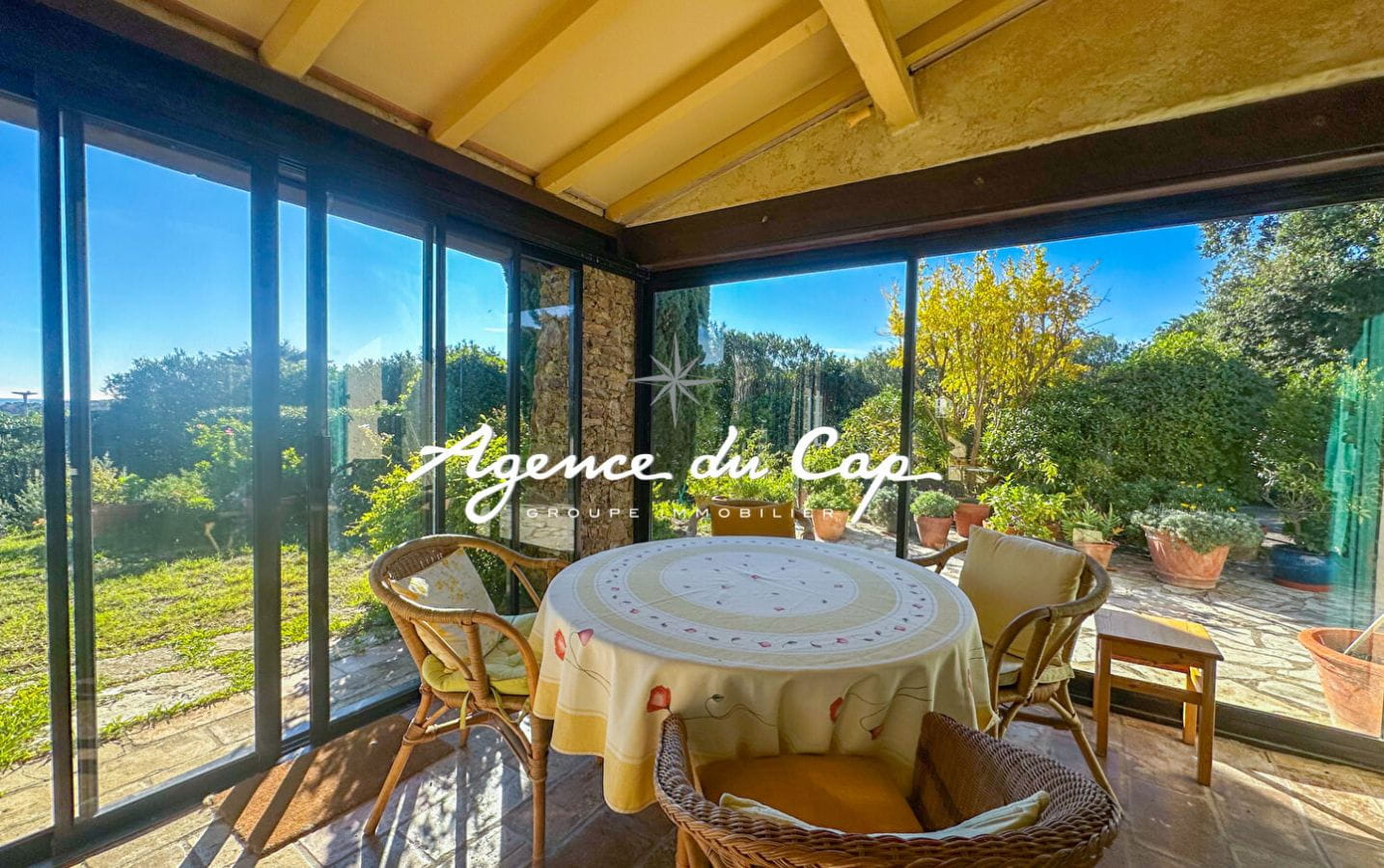 A VENDRE VILLA PROVENCALE DE 5 CHAMBRES AVEC PISCINE GARAGE ET CAVE À SAINT AYGULF Image 12