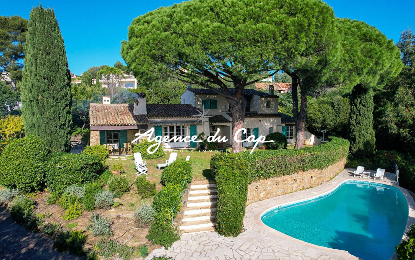 A VENDRE VILLA PROVENCALE DE 5 CHAMBRES AVEC PISCINE GARAGE ET CAVE À SAINT AYGULF Image 0