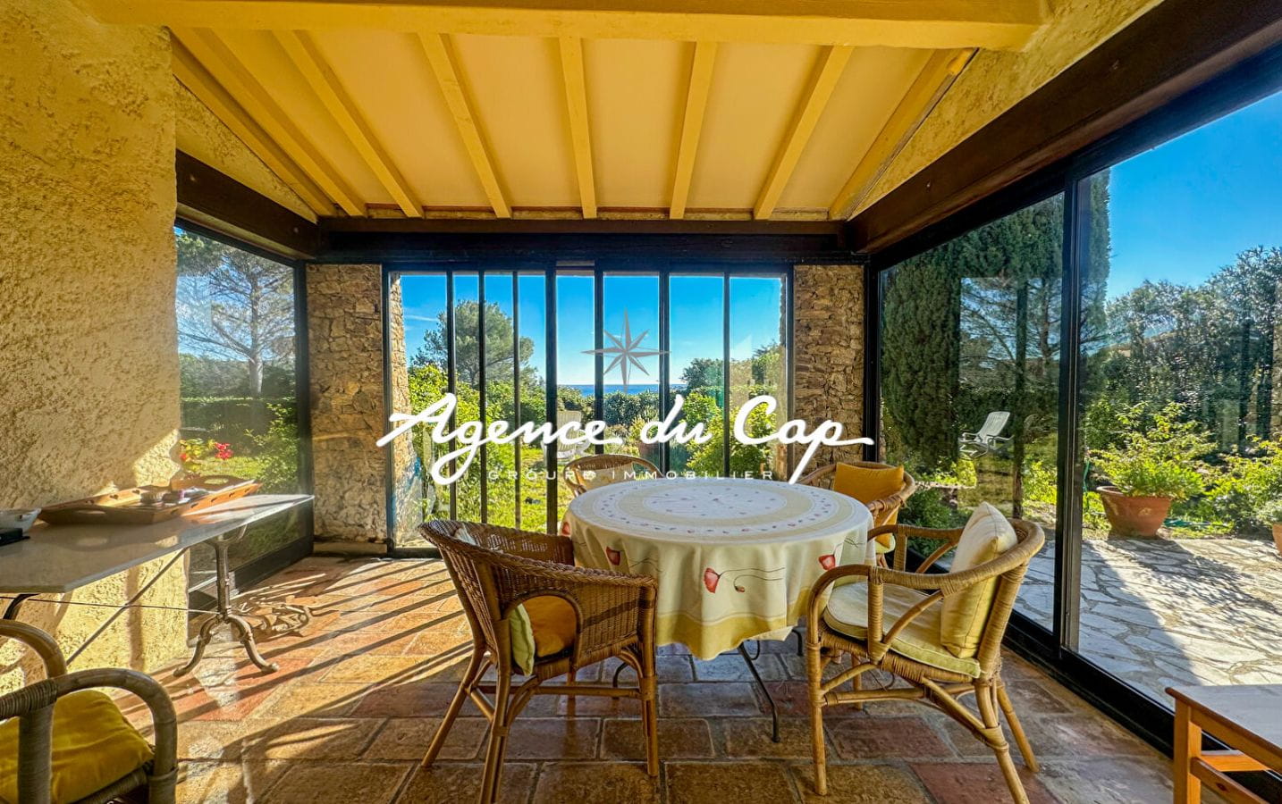 A VENDRE VILLA PROVENCALE DE 5 CHAMBRES AVEC PISCINE GARAGE ET CAVE À SAINT AYGULF Image 2