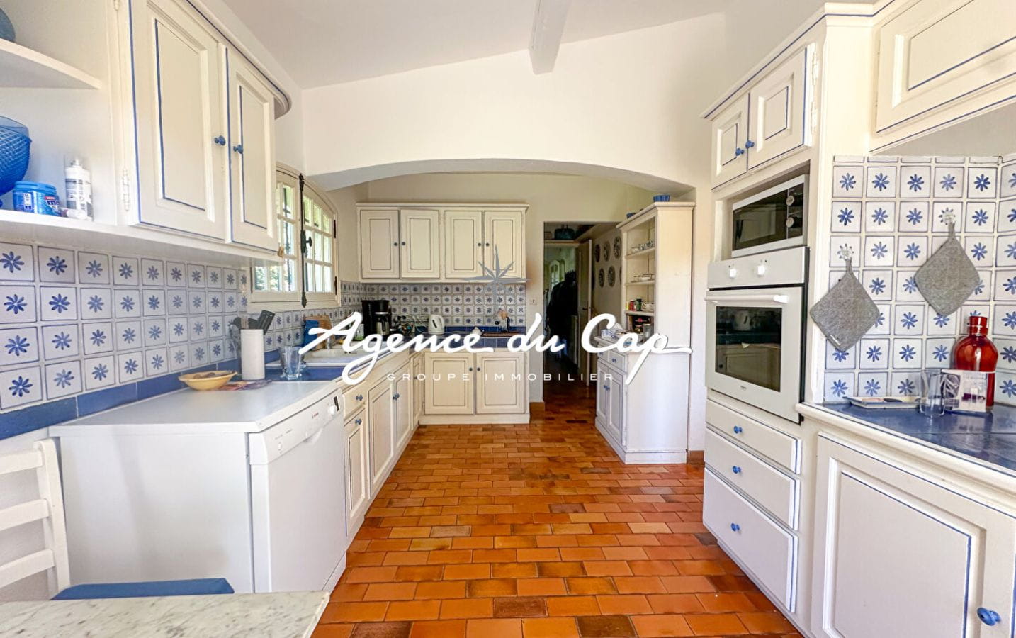 A VENDRE VILLA PROVENCALE DE 5 CHAMBRES AVEC PISCINE GARAGE ET CAVE À SAINT AYGULF Image 7