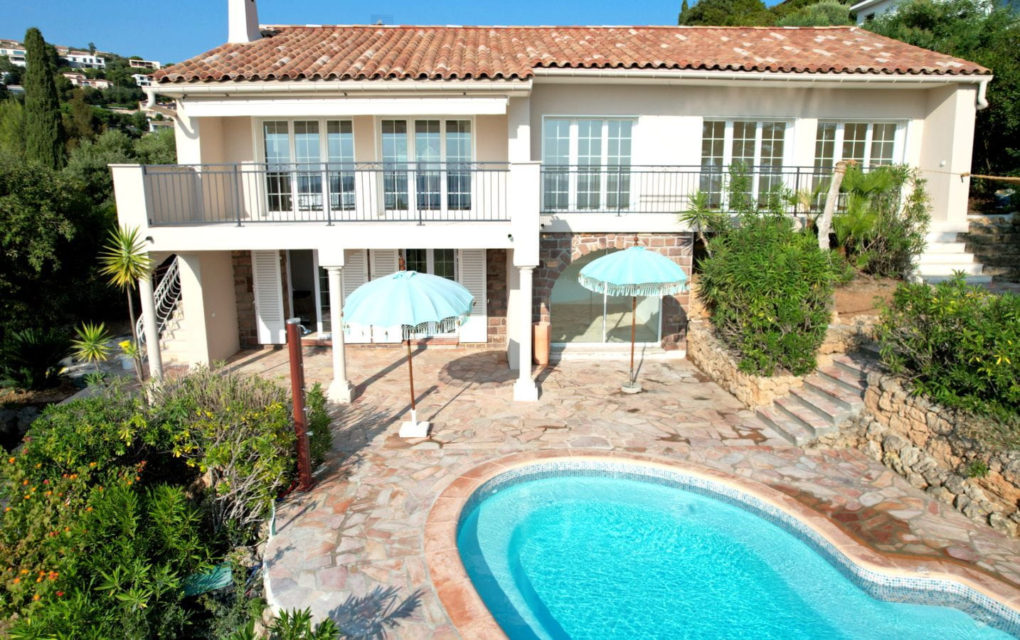 A VENDRE VILLA RENOVEE 4 CHAMBRES PISCINE PARKINGS VUE MER PANORAMIQUE Image 0