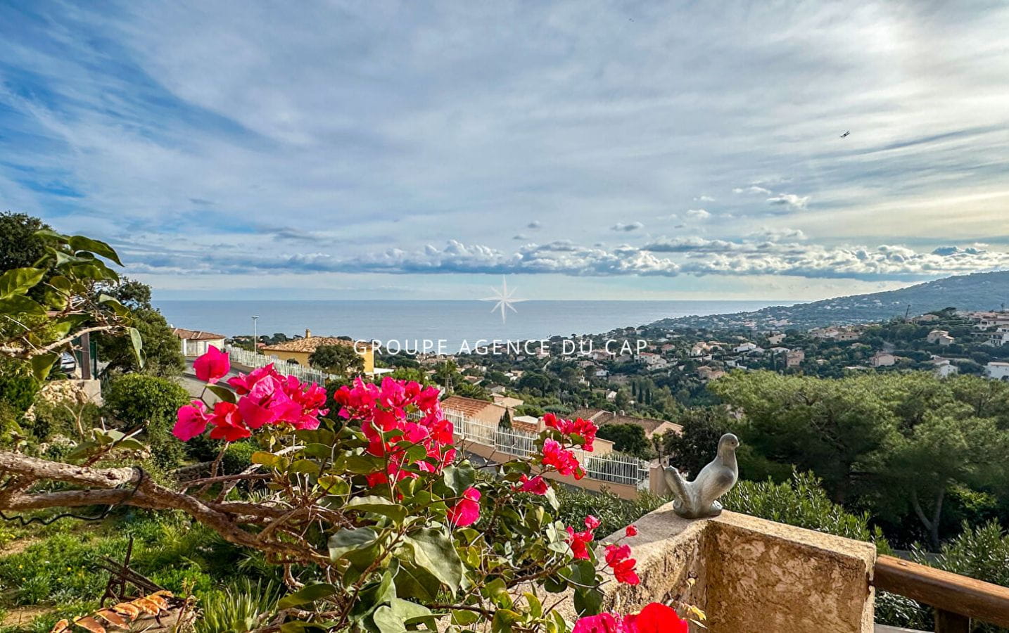 À vendre villa 7 pièces environ 200 m2 avec vue mer et piscine aux Issambres Image 2