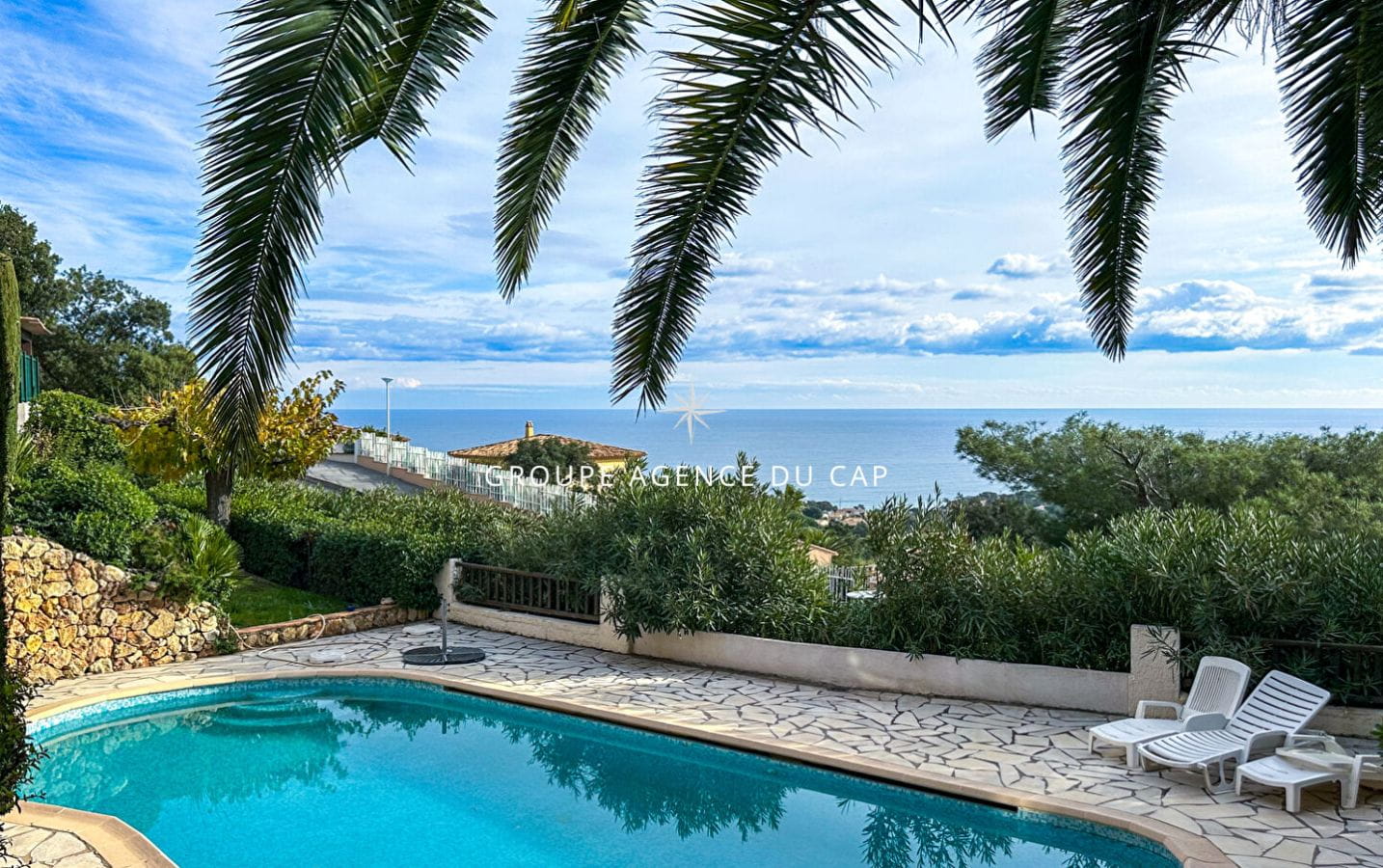 For sale 7-room villa of approximately 200 m2 with sea view and swimming pool in Les Issambres Image 13