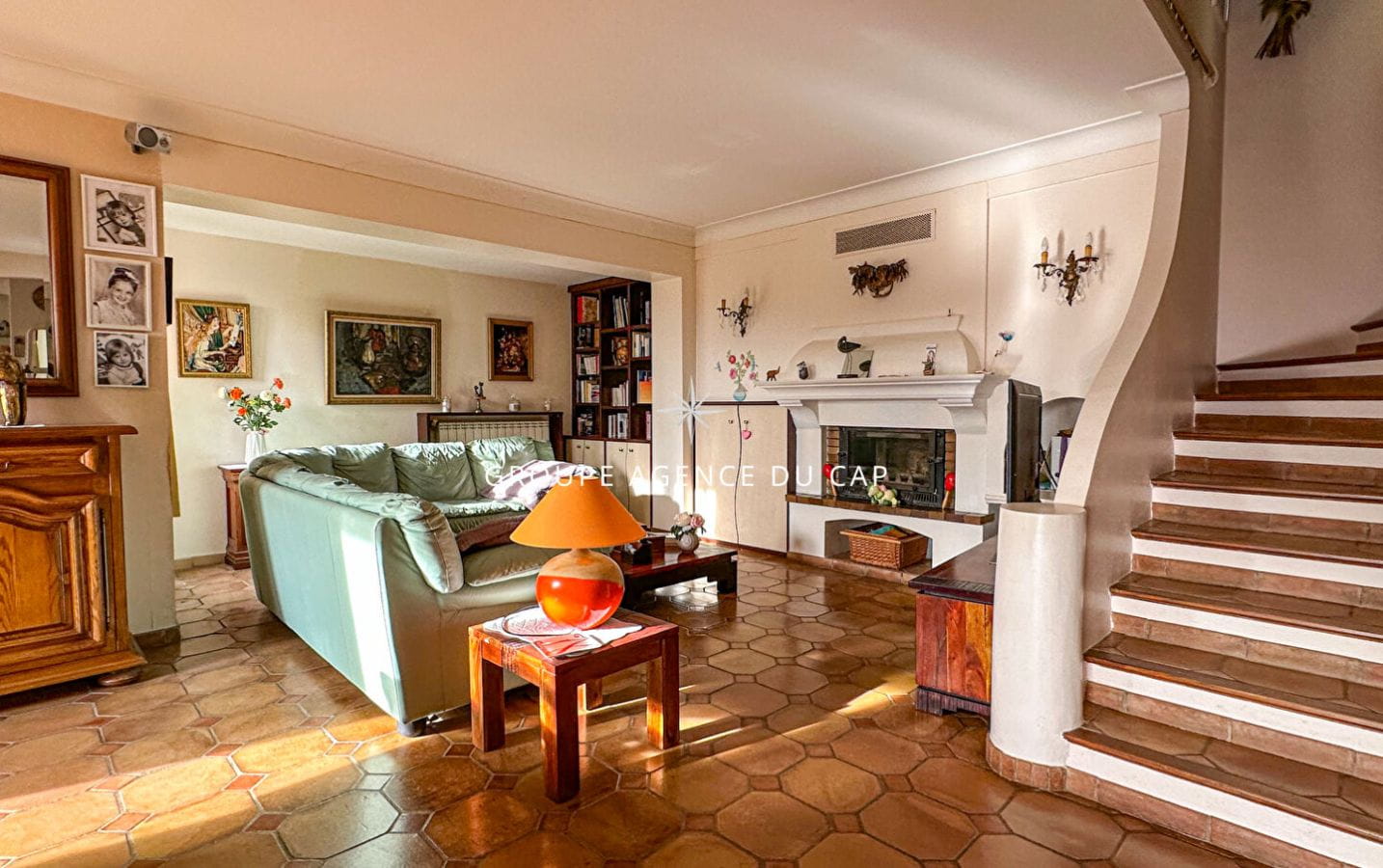 For sale 7-room villa of approximately 200 m2 with sea view and swimming pool in Les Issambres Image 3