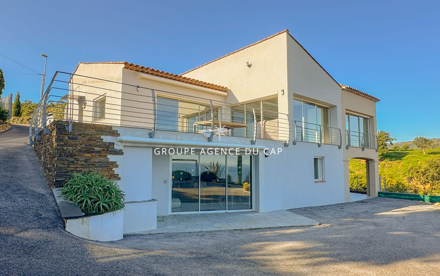 À VENDRE VILLA VUE MER AVEC PISCINE À DÉBORDEMENT, AUX ISSAMBRES Image 10