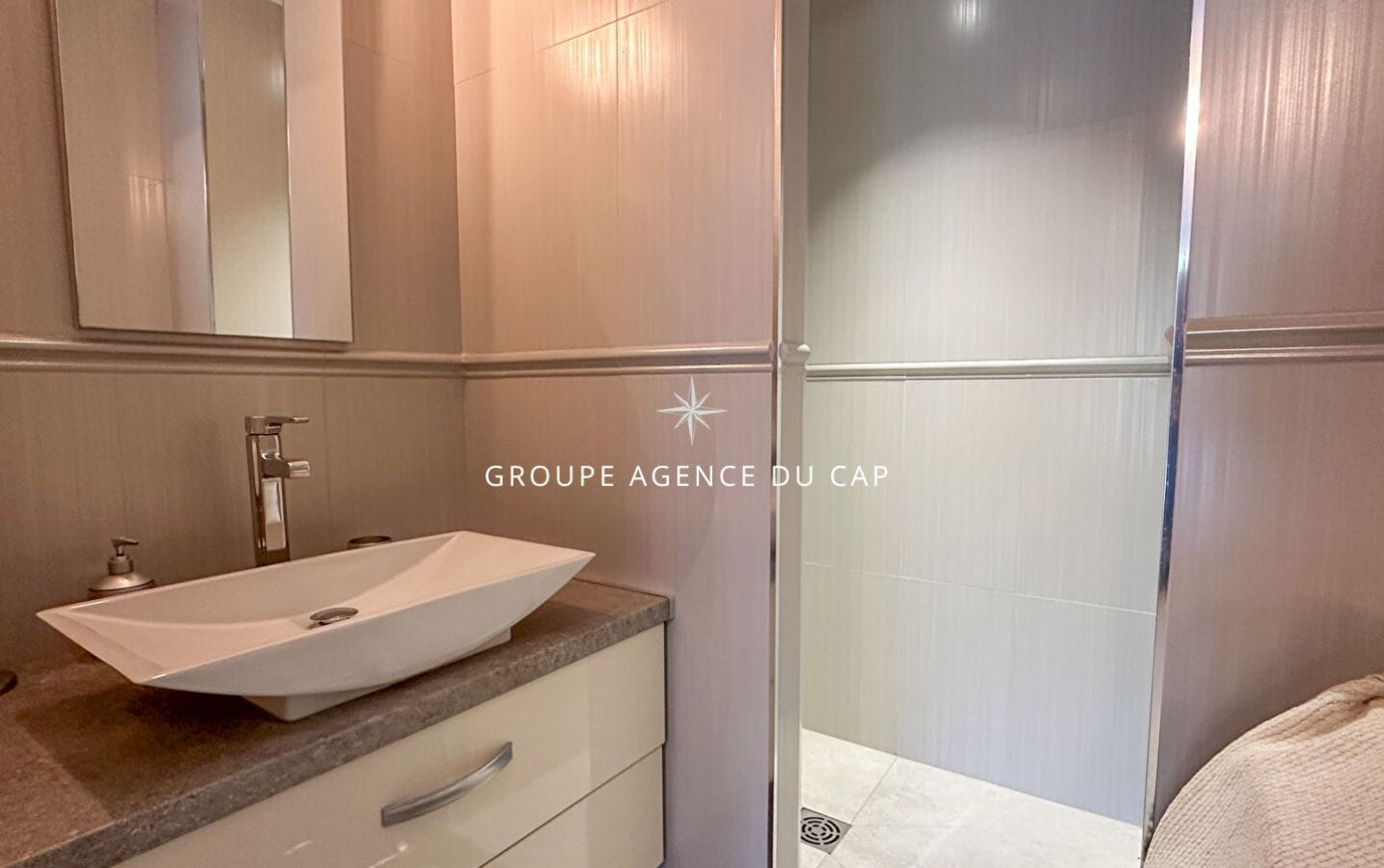 À VENDRE VILLA VUE MER AVEC PISCINE À DÉBORDEMENT, AUX ISSAMBRES Image 8