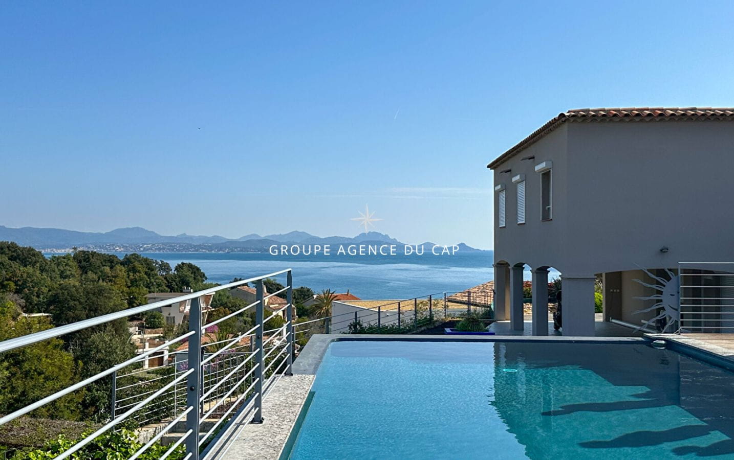 FOR SALE VILLA WITH SEA VIEW AND INFINITY POOL, IN LES ISSAMBRES Image 0
