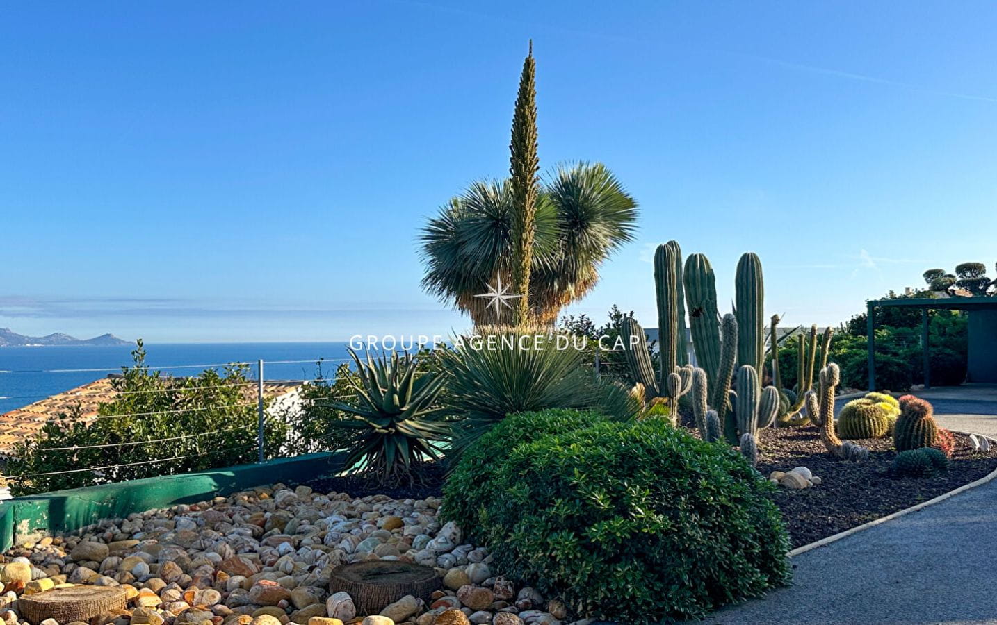 FOR SALE VILLA WITH SEA VIEW AND INFINITY POOL, IN LES ISSAMBRES Image 9