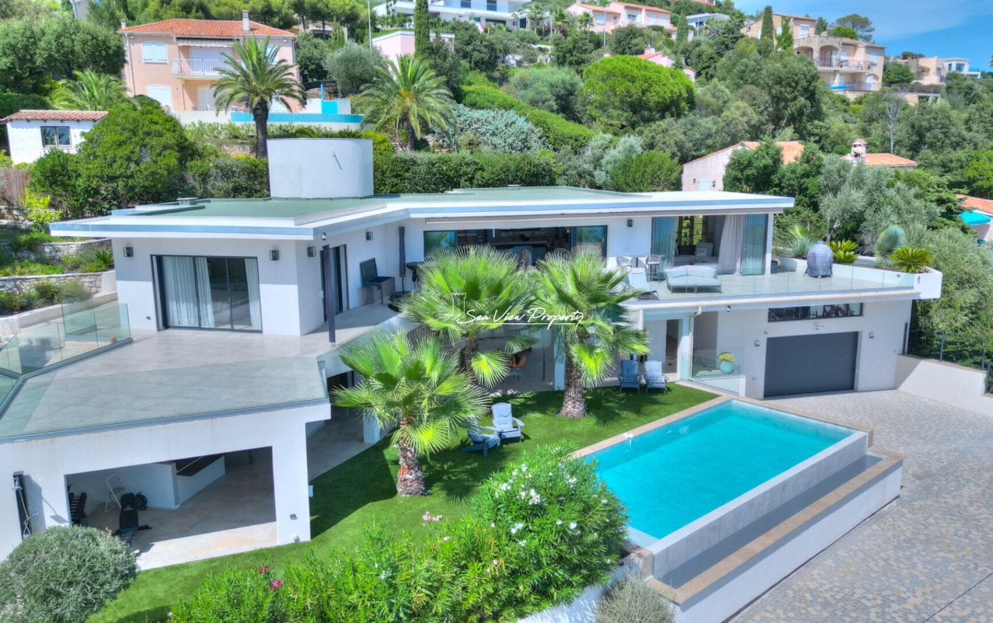 VILLA CONTEMPORAINE AVEC 5 SUITES ET 4 GARAGES VUE MER  PROCHE MER ET COMMERCES DES ISSAMBRES Image 0