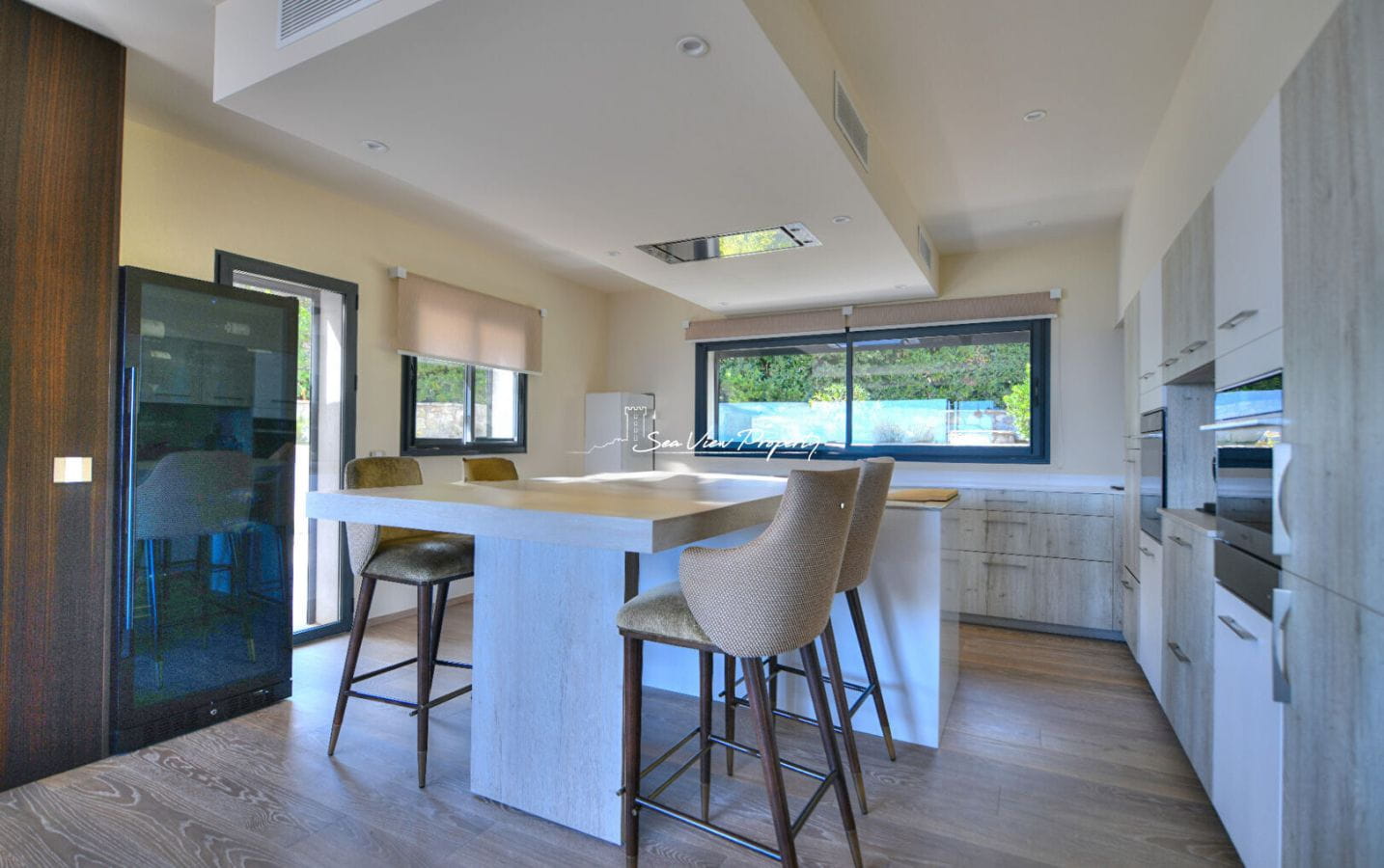 VILLA CONTEMPORAINE AVEC 5 SUITES ET 4 GARAGES VUE MER  PROCHE MER ET COMMERCES DES ISSAMBRES Image 4