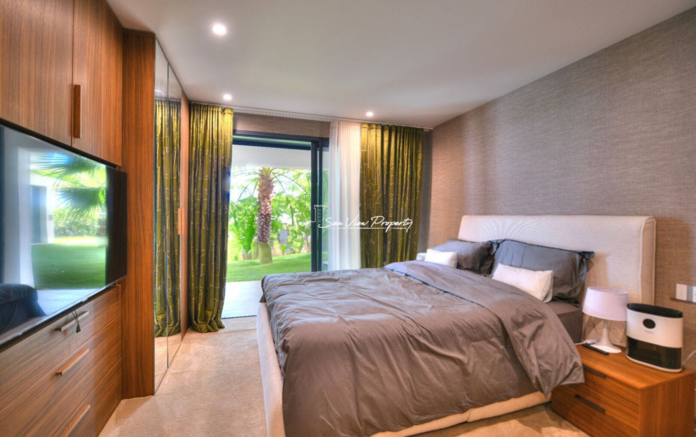 VILLA CONTEMPORAINE AVEC 5 SUITES ET 4 GARAGES VUE MER  PROCHE MER ET COMMERCES DES ISSAMBRES Image 6