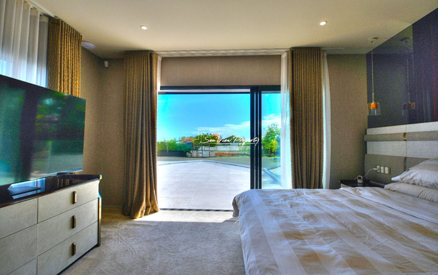 VILLA CONTEMPORAINE AVEC 5 SUITES ET 4 GARAGES VUE MER  PROCHE MER ET COMMERCES DES ISSAMBRES Image 7