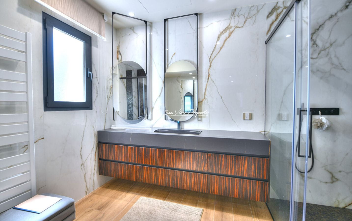 VILLA CONTEMPORAINE AVEC 5 SUITES ET 4 GARAGES VUE MER  PROCHE MER ET COMMERCES DES ISSAMBRES Image 8