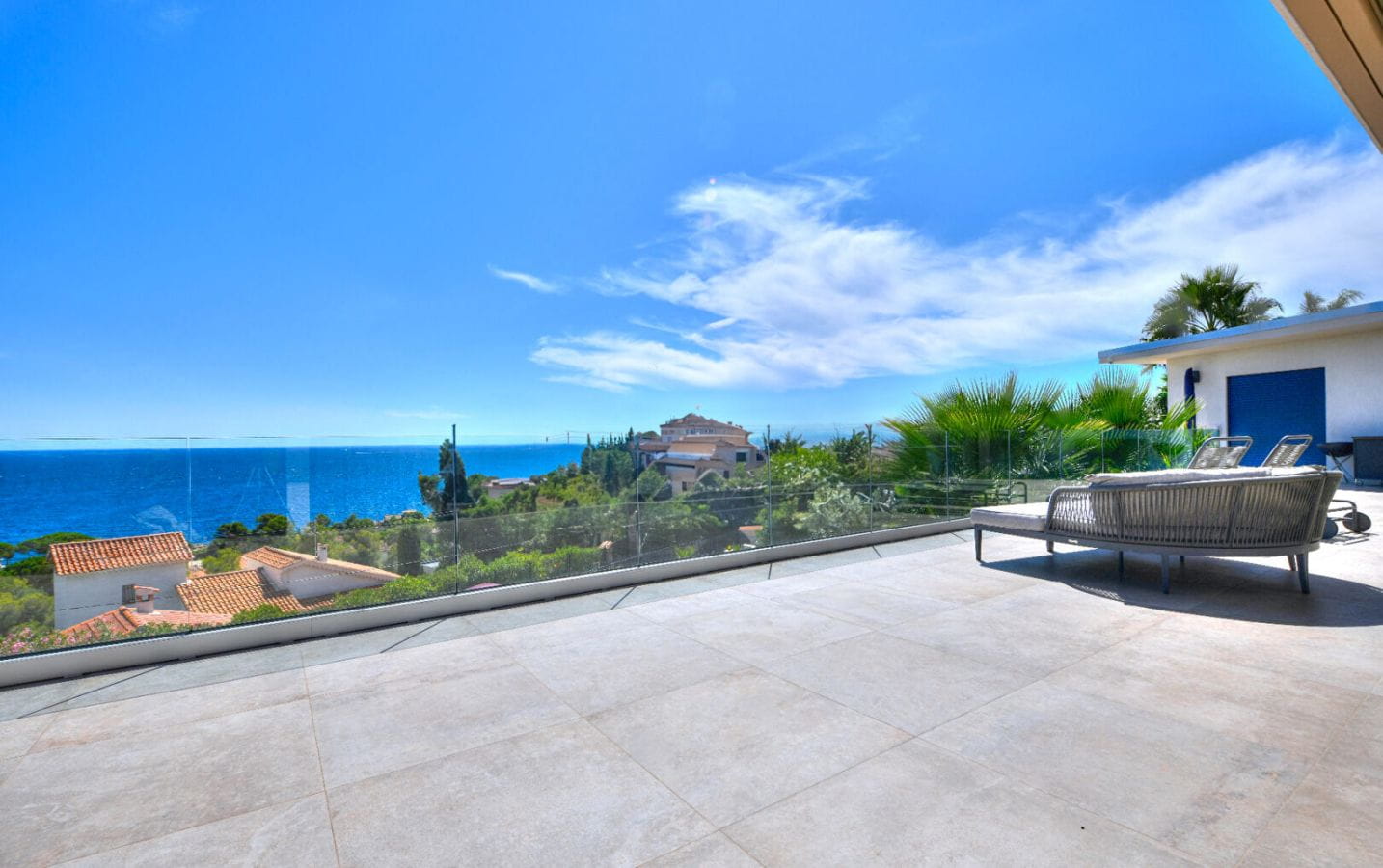 VILLA CONTEMPORAINE AVEC 5 SUITES ET 4 GARAGES VUE MER  PROCHE MER ET COMMERCES DES ISSAMBRES Image 9