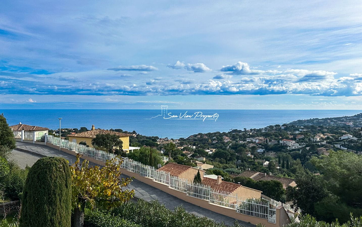 VILLA A VENDRE 7 PIÈCES 200M2 AVEC VUE MER ET PISCINE, AUX ISSAMBRES Image 0