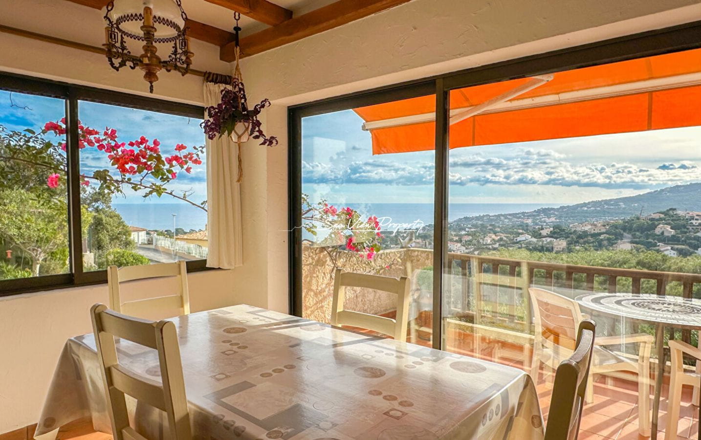 VILLA A VENDRE 7 PIÈCES 200M2 AVEC VUE MER ET PISCINE, AUX ISSAMBRES Image 3