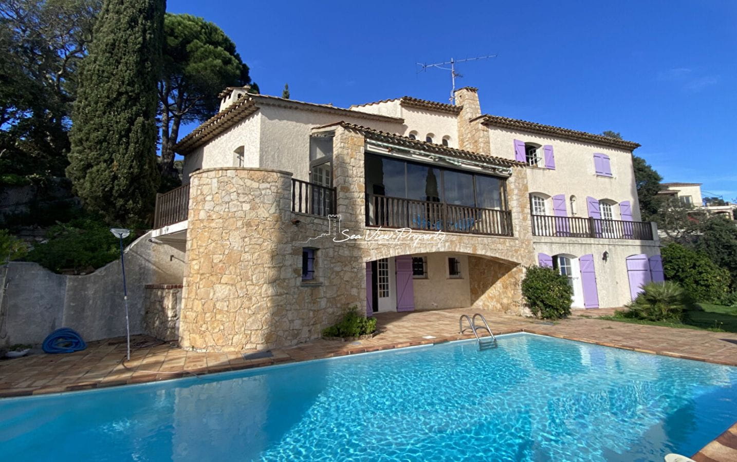 VILLA VUE MER SUR LE GOLFE DE SAINT TROPEZ AVEC PISCINE GARAGE APPARTEMENT INDÉPENDANT, AUX ISSAMBRES Image 1