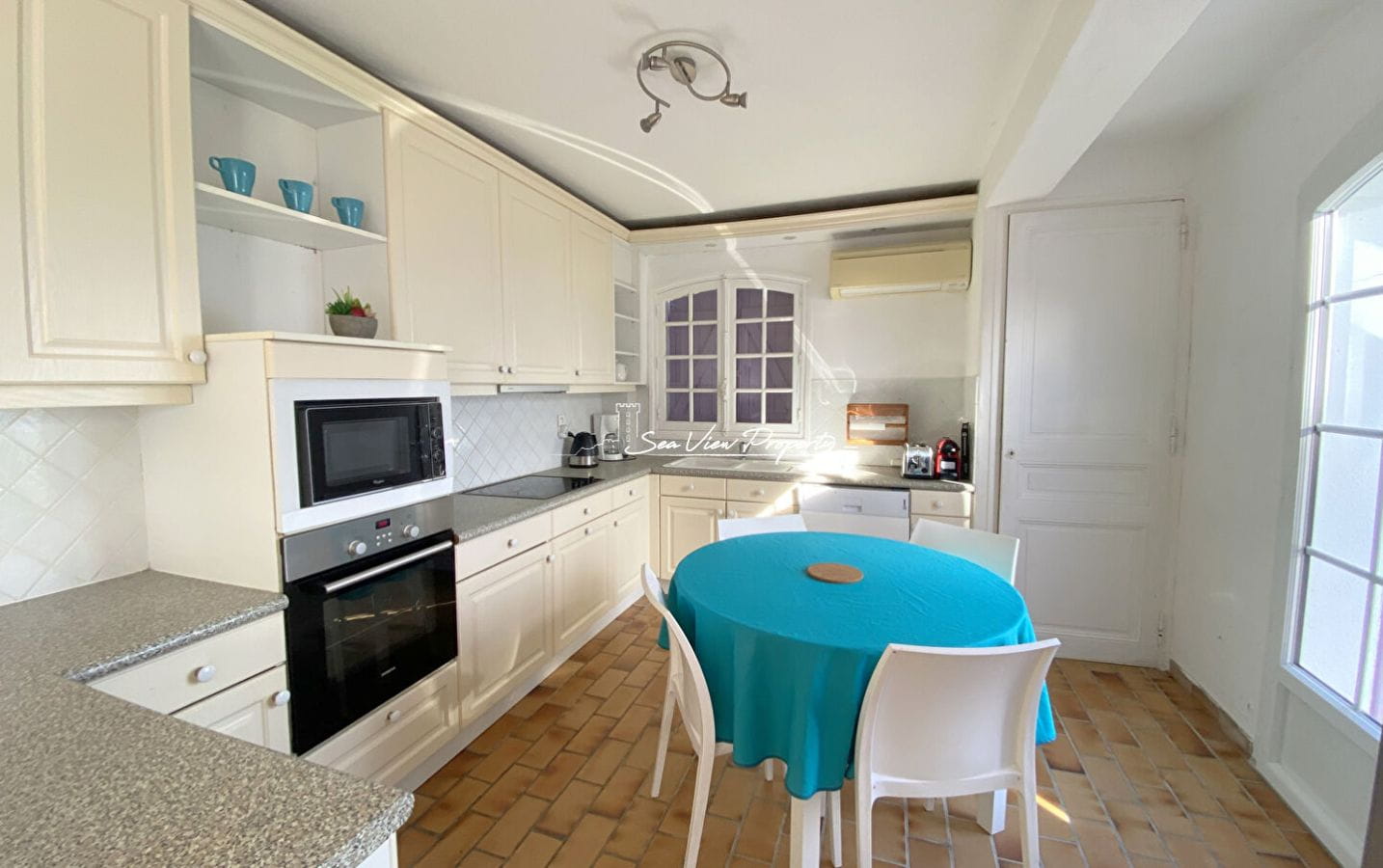 VILLA VUE MER SUR LE GOLFE DE SAINT TROPEZ AVEC PISCINE GARAGE APPARTEMENT INDÉPENDANT, AUX ISSAMBRES Image 12