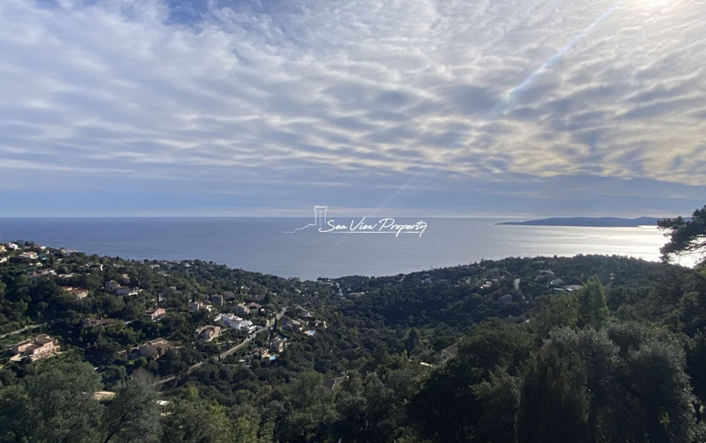 VILLA VUE MER SUR LE GOLFE DE SAINT TROPEZ AVEC PISCINE GARAGE APPARTEMENT INDÉPENDANT, AUX ISSAMBRES Image 14